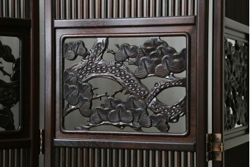 中古　美品　花梨(カリン)材　松竹梅の彫刻を楽しめる4連衝立　(R-089436)