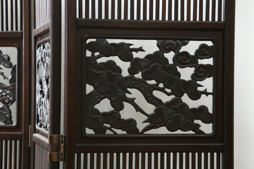 中古　美品　花梨(カリン)材　松竹梅の彫刻を楽しめる4連衝立　(R-089436)