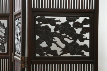 中古　美品　花梨(カリン)材　松竹梅の彫刻を楽しめる4連衝立　(R-089436)