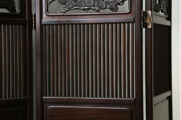 中古　美品　花梨(カリン)材　松竹梅の彫刻を楽しめる4連衝立　(R-089436)