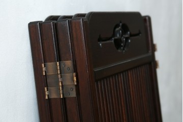 中古　美品　花梨(カリン)材　松竹梅の彫刻を楽しめる4連衝立　(R-089436)