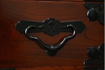 中古　上手物　仙台民芸箪笥(仙台箪笥)　本漆塗り　重厚な金具が目を引く衣装箪笥　定価約68万円　(R-089438)