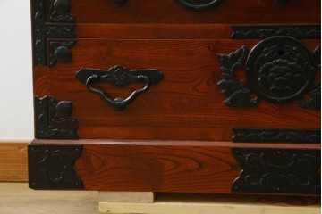 中古　上手物　仙台民芸箪笥(仙台箪笥)　本漆塗り　重厚な金具が目を引く衣装箪笥　定価約68万円　(R-089438)
