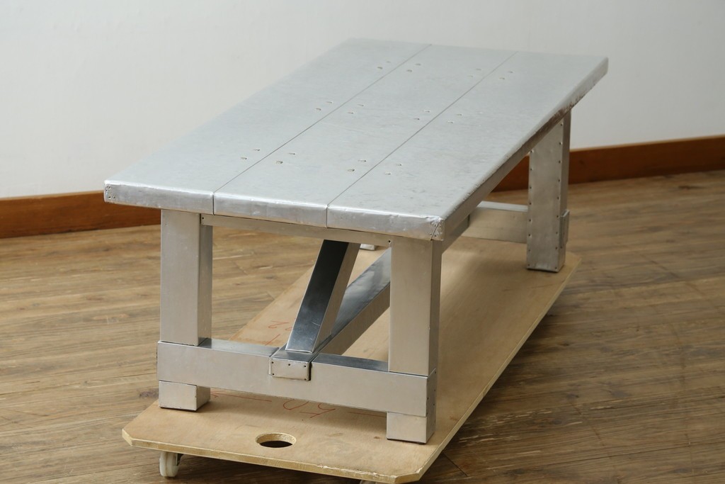 中古　HALO(ハロ)　HALO BOSTON COFFEE TABLE 1200　無骨なアルミの質感が魅力のローテーブル　定価約18万円　(R-089439)
