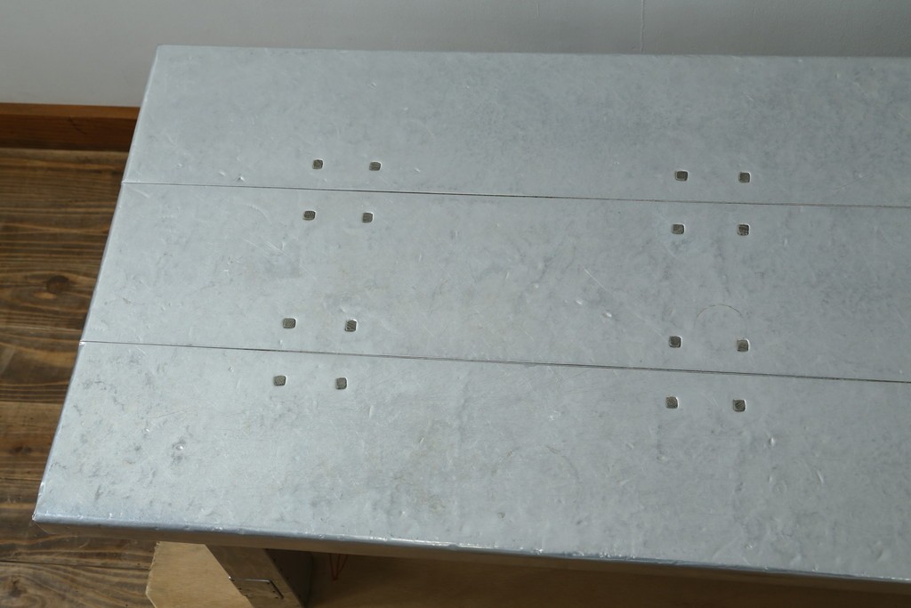 中古　HALO(ハロ)　HALO BOSTON COFFEE TABLE 1200　無骨なアルミの質感が魅力のローテーブル　定価約18万円　(R-089439)