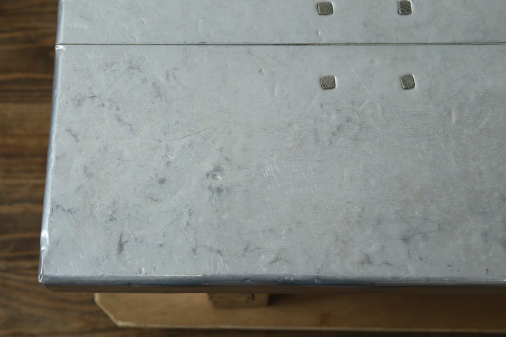 中古　HALO(ハロ)　HALO BOSTON COFFEE TABLE 1200　無骨なアルミの質感が魅力のローテーブル　定価約18万円　(R-089439)