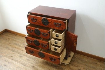 中古　美品　伝統民芸家具　岩谷堂箪笥　唐獅子金具を大胆に配した車箪笥　(R-089440)