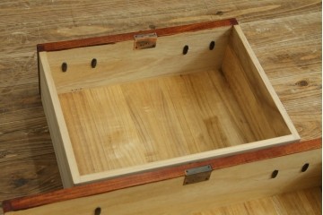 中古　美品　伝統民芸家具　岩谷堂箪笥　唐獅子金具を大胆に配した車箪笥　(R-089440)