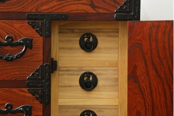 中古　美品　伝統民芸家具　岩谷堂箪笥　唐獅子金具を大胆に配した車箪笥　(R-089440)