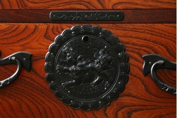 中古　美品　伝統民芸家具　岩谷堂箪笥　唐獅子金具を大胆に配した車箪笥　(R-089440)