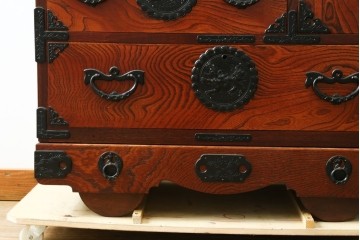 中古　美品　伝統民芸家具　岩谷堂箪笥　唐獅子金具を大胆に配した車箪笥　(R-089440)