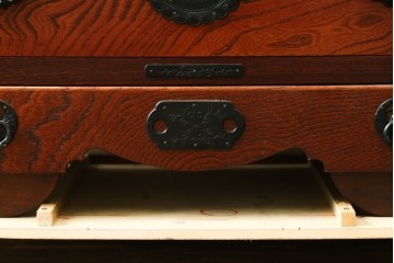 中古　美品　伝統民芸家具　岩谷堂箪笥　唐獅子金具を大胆に配した車箪笥　(R-089440)
