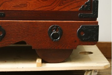 中古　美品　伝統民芸家具　岩谷堂箪笥　唐獅子金具を大胆に配した車箪笥　(R-089440)