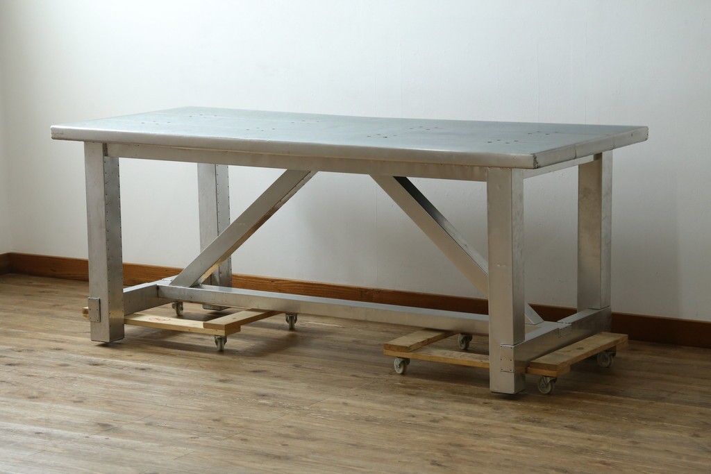 中古　HALO(ハロ)　BOSTON DINING TABLE(ボストンダイニングテーブル)　アルミニウムの重厚な風合いが魅力のダイニングテーブル　定価約27万円　(R-089442)