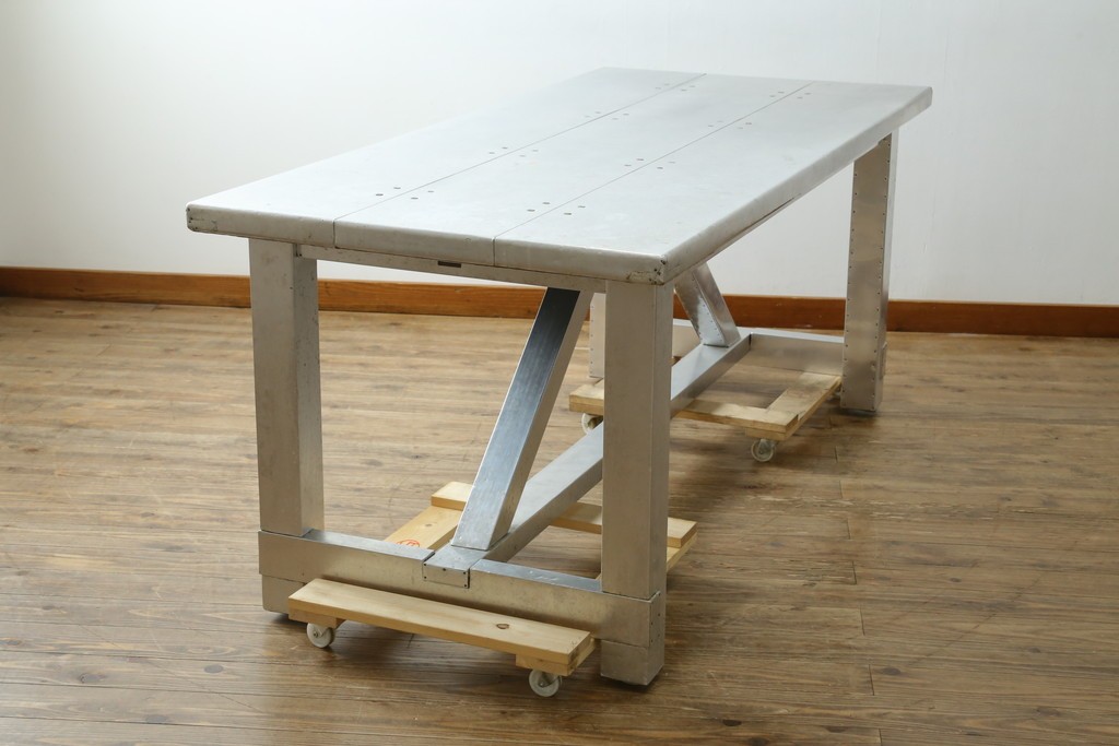 中古　HALO(ハロ)　BOSTON DINING TABLE(ボストンダイニングテーブル)　アルミニウムの重厚な風合いが魅力のダイニングテーブル　定価約27万円　(R-089442)