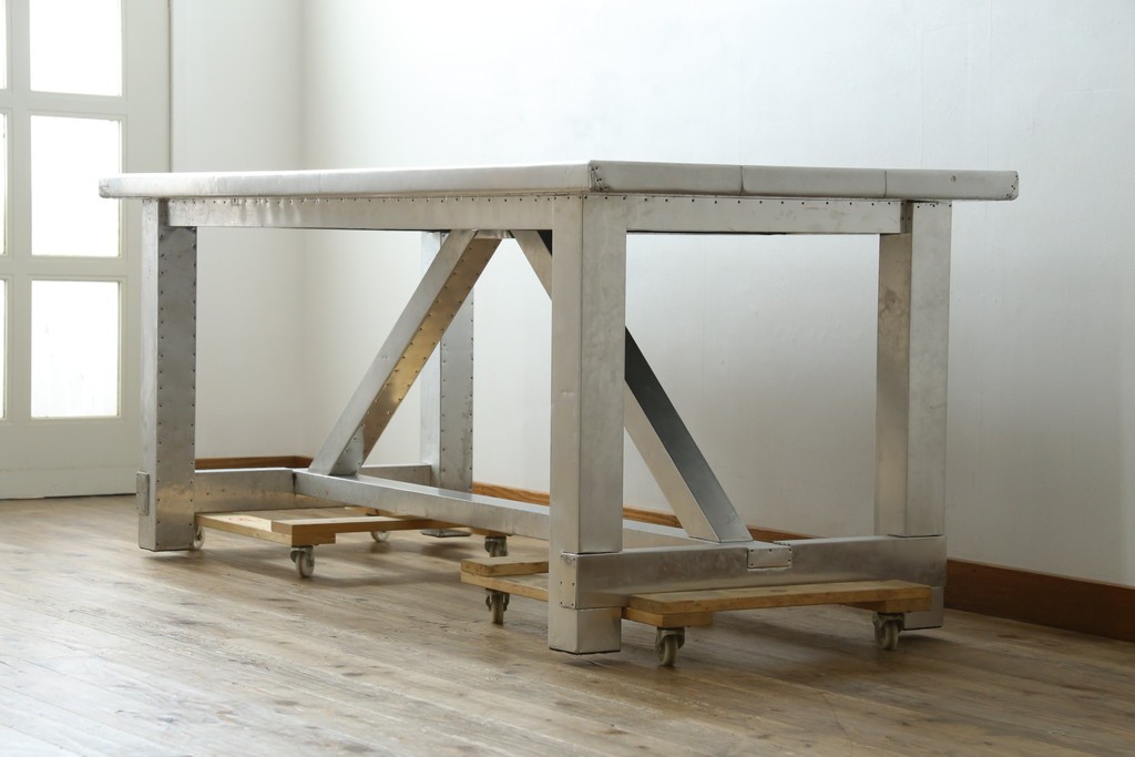中古　HALO(ハロ)　BOSTON DINING TABLE(ボストンダイニングテーブル)　アルミニウムの重厚な風合いが魅力のダイニングテーブル　定価約27万円　(R-089442)