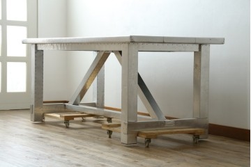 中古　HALO(ハロ)　BOSTON DINING TABLE(ボストンダイニングテーブル)　アルミニウムの重厚な風合いが魅力のダイニングテーブル　定価約27万円　(R-089442)