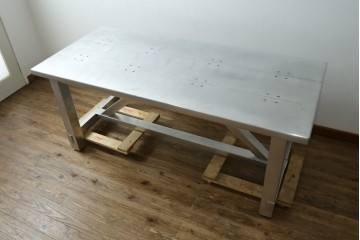中古　HALO(ハロ)　BOSTON DINING TABLE(ボストンダイニングテーブル)　アルミニウムの重厚な風合いが魅力のダイニングテーブル　定価約27万円　(R-089442)