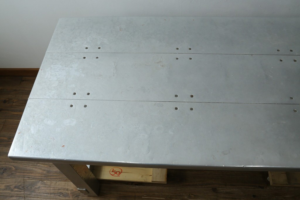 中古　HALO(ハロ)　BOSTON DINING TABLE(ボストンダイニングテーブル)　アルミニウムの重厚な風合いが魅力のダイニングテーブル　定価約27万円　(R-089442)