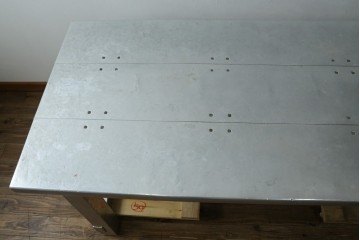 中古　HALO(ハロ)　BOSTON DINING TABLE(ボストンダイニングテーブル)　アルミニウムの重厚な風合いが魅力のダイニングテーブル　定価約27万円　(R-089442)