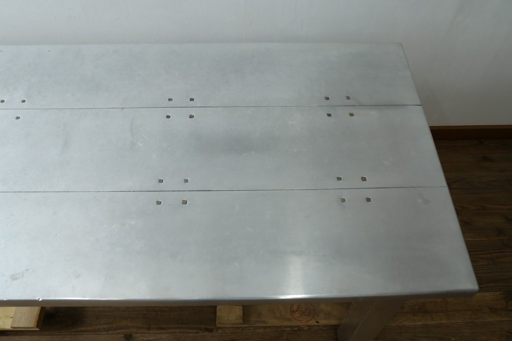 中古　HALO(ハロ)　BOSTON DINING TABLE(ボストンダイニングテーブル)　アルミニウムの重厚な風合いが魅力のダイニングテーブル　定価約27万円　(R-089442)