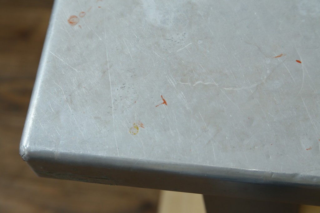 中古　HALO(ハロ)　BOSTON DINING TABLE(ボストンダイニングテーブル)　アルミニウムの重厚な風合いが魅力のダイニングテーブル　定価約27万円　(R-089442)