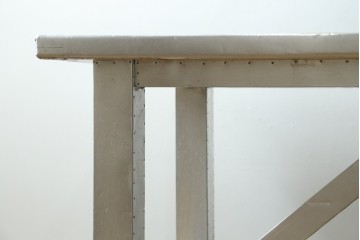 中古　HALO(ハロ)　BOSTON DINING TABLE(ボストンダイニングテーブル)　アルミニウムの重厚な風合いが魅力のダイニングテーブル　定価約27万円　(R-089442)
