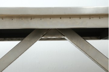 中古　HALO(ハロ)　BOSTON DINING TABLE(ボストンダイニングテーブル)　アルミニウムの重厚な風合いが魅力のダイニングテーブル　定価約27万円　(R-089442)
