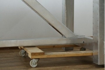 中古　HALO(ハロ)　BOSTON DINING TABLE(ボストンダイニングテーブル)　アルミニウムの重厚な風合いが魅力のダイニングテーブル　定価約27万円　(R-089442)