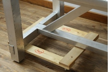 中古　HALO(ハロ)　BOSTON DINING TABLE(ボストンダイニングテーブル)　アルミニウムの重厚な風合いが魅力のダイニングテーブル　定価約27万円　(R-089442)