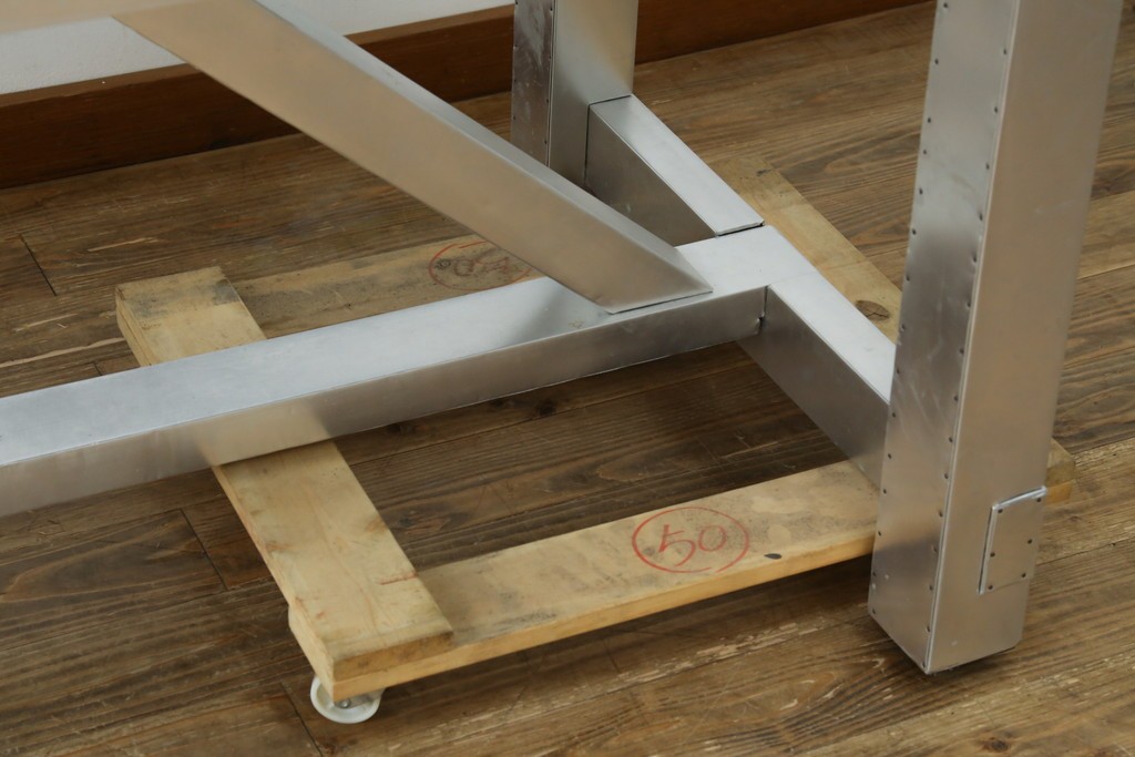 中古　HALO(ハロ)　BOSTON DINING TABLE(ボストンダイニングテーブル)　アルミニウムの重厚な風合いが魅力のダイニングテーブル　定価約27万円　(R-089442)