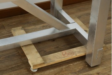 中古　HALO(ハロ)　BOSTON DINING TABLE(ボストンダイニングテーブル)　アルミニウムの重厚な風合いが魅力のダイニングテーブル　定価約27万円　(R-089442)