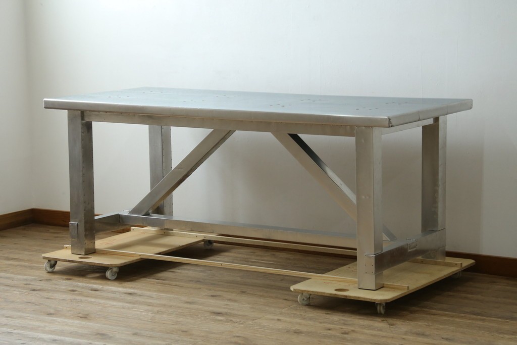 中古　HALO(ハロ)　BOSTON DINING TABLE(ボストンダイニングテーブル)　アルミニウムの重厚な風合いが魅力のダイニングテーブル　定価約27万円　(R-089442)