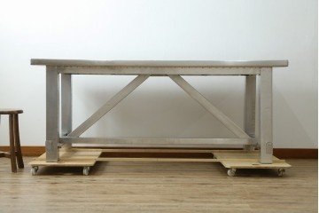 中古　HALO(ハロ)　BOSTON DINING TABLE(ボストンダイニングテーブル)　アルミニウムの重厚な風合いが魅力のダイニングテーブル　定価約27万円　(R-089442)