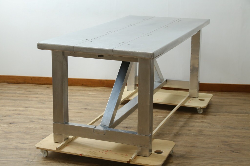 中古　HALO(ハロ)　BOSTON DINING TABLE(ボストンダイニングテーブル)　アルミニウムの重厚な風合いが魅力のダイニングテーブル　定価約27万円　(R-089442)