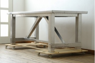 中古　HALO(ハロ)　BOSTON DINING TABLE(ボストンダイニングテーブル)　アルミニウムの重厚な風合いが魅力のダイニングテーブル　定価約27万円　(R-089442)