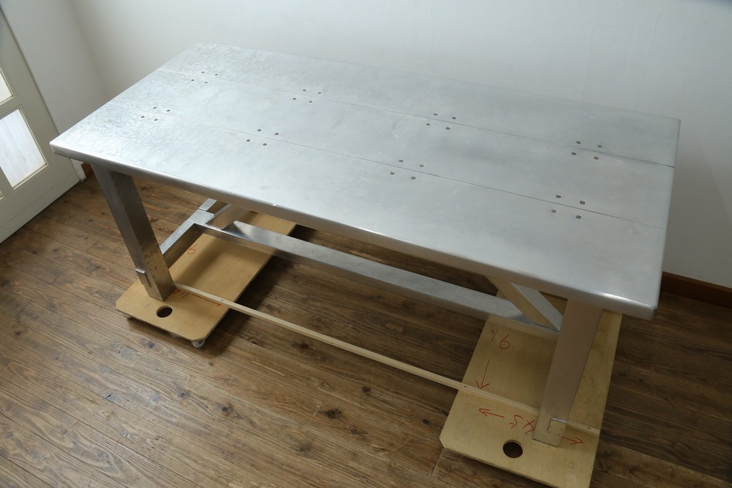 中古　HALO(ハロ)　BOSTON DINING TABLE(ボストンダイニングテーブル)　アルミニウムの重厚な風合いが魅力のダイニングテーブル　定価約27万円　(R-089442)