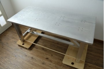 中古　HALO(ハロ)　BOSTON DINING TABLE(ボストンダイニングテーブル)　アルミニウムの重厚な風合いが魅力のダイニングテーブル　定価約27万円　(R-089442)