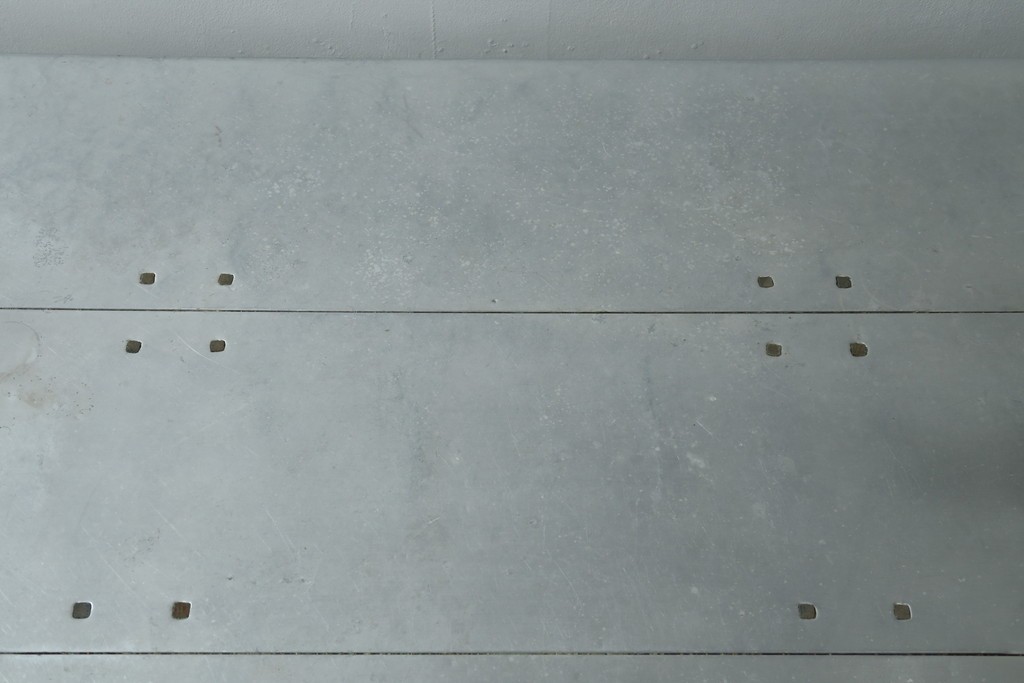 中古　HALO(ハロ)　BOSTON DINING TABLE(ボストンダイニングテーブル)　アルミニウムの重厚な風合いが魅力のダイニングテーブル　定価約27万円　(R-089442)
