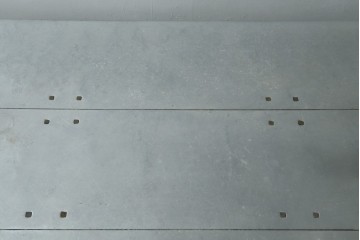中古　HALO(ハロ)　BOSTON DINING TABLE(ボストンダイニングテーブル)　アルミニウムの重厚な風合いが魅力のダイニングテーブル　定価約27万円　(R-089442)