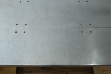中古　HALO(ハロ)　BOSTON DINING TABLE(ボストンダイニングテーブル)　アルミニウムの重厚な風合いが魅力のダイニングテーブル　定価約27万円　(R-089442)