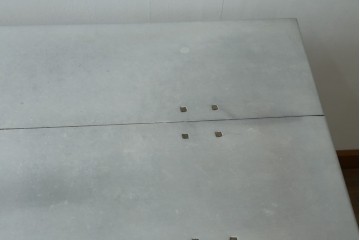 中古　HALO(ハロ)　BOSTON DINING TABLE(ボストンダイニングテーブル)　アルミニウムの重厚な風合いが魅力のダイニングテーブル　定価約27万円　(R-089442)