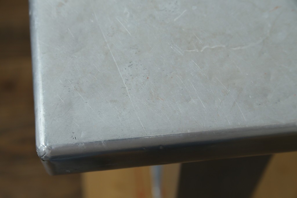 中古　HALO(ハロ)　BOSTON DINING TABLE(ボストンダイニングテーブル)　アルミニウムの重厚な風合いが魅力のダイニングテーブル　定価約27万円　(R-089442)