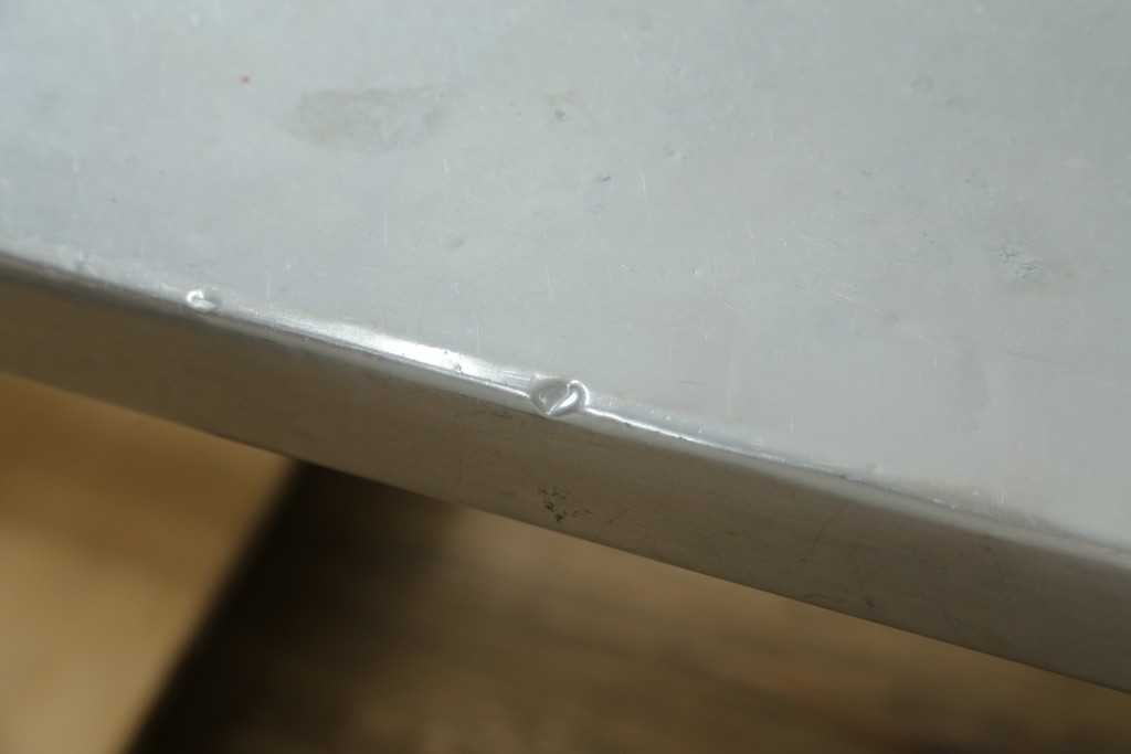 中古　HALO(ハロ)　BOSTON DINING TABLE(ボストンダイニングテーブル)　アルミニウムの重厚な風合いが魅力のダイニングテーブル　定価約27万円　(R-089442)