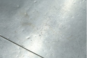 中古　HALO(ハロ)　BOSTON DINING TABLE(ボストンダイニングテーブル)　アルミニウムの重厚な風合いが魅力のダイニングテーブル　定価約27万円　(R-089442)