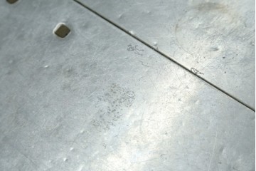 中古　HALO(ハロ)　BOSTON DINING TABLE(ボストンダイニングテーブル)　アルミニウムの重厚な風合いが魅力のダイニングテーブル　定価約27万円　(R-089442)