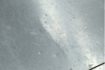 中古　HALO(ハロ)　BOSTON DINING TABLE(ボストンダイニングテーブル)　アルミニウムの重厚な風合いが魅力のダイニングテーブル　定価約27万円　(R-089442)