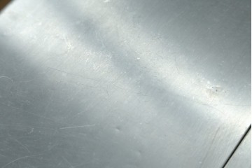 中古　HALO(ハロ)　BOSTON DINING TABLE(ボストンダイニングテーブル)　アルミニウムの重厚な風合いが魅力のダイニングテーブル　定価約27万円　(R-089442)