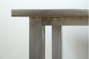中古　HALO(ハロ)　BOSTON DINING TABLE(ボストンダイニングテーブル)　アルミニウムの重厚な風合いが魅力のダイニングテーブル　定価約27万円　(R-089442)