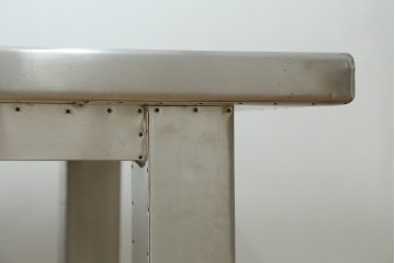 中古　HALO(ハロ)　BOSTON DINING TABLE(ボストンダイニングテーブル)　アルミニウムの重厚な風合いが魅力のダイニングテーブル　定価約27万円　(R-089442)